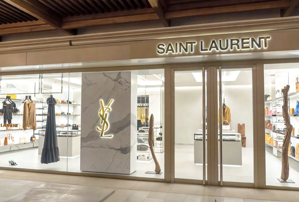 Luxury boutique Ibiza con controsoffittatura e illuminotecnica integrata